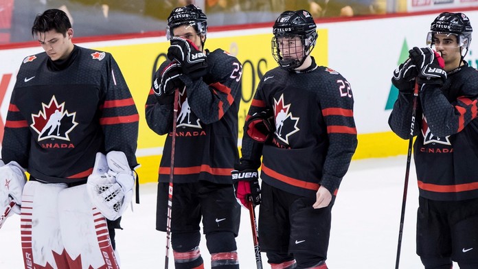 Sklamaní Kanaďania reagujú po prehre s Fínskom vo štvrťfinále MS do 20 rokov.