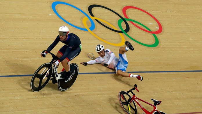 Mark Cavendish zavinil hromadný pád počas finále omnia.