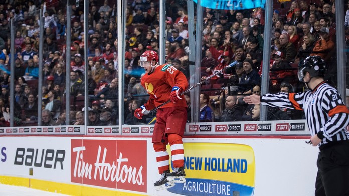 Američan Alexander Chmelevski v obklopení Fínov vo finále MS do 20 rokov.