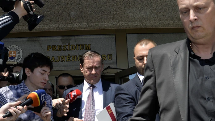 Juraj Široký odchádza po výsluchu z budovy Prezídia Policajného zboru SR.