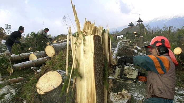 Na archívnej snímke pilčík  Jaroslav Srba brigádoval na obnove zničeného cintorína v Starom Smokovci.
