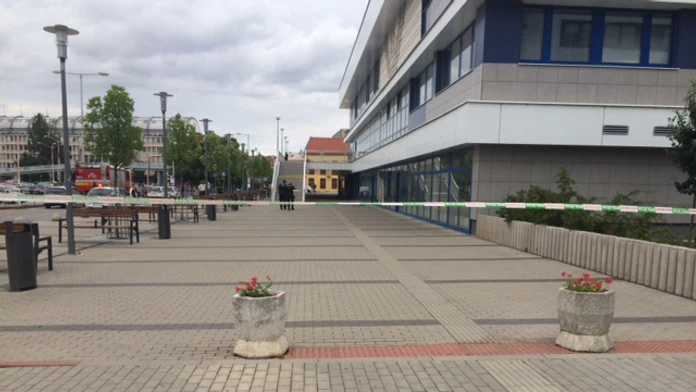 Pohľad na evakuovanú železničnú stanicu v Trnave s policajnými páskami.