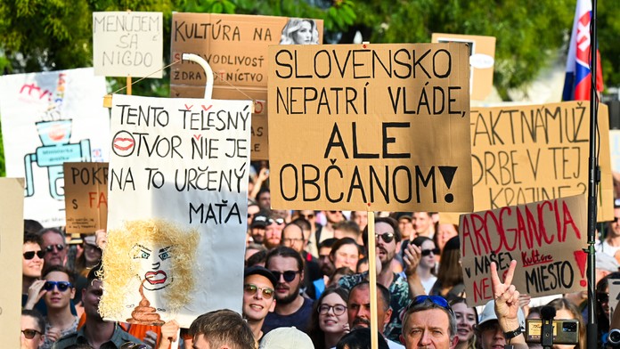 Protest na SNP proti Martine Šimkovičovej a Borisovi Suskovi. 