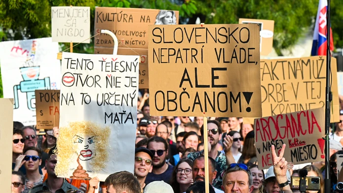 Protest na SNP proti Martine Šimkovičovej a Borisovi Suskovi. 