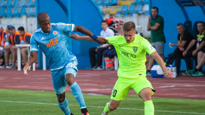 Mitchell Schet (vľavo) z ŠK Slovan Bratislava a Michal Škvarka z MŠK Žilina v súboji o loptu.