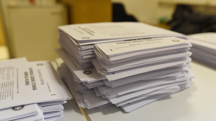 Zozadu Andrew Cogliano a Jason Dickinson z Dallasu oslavujú gól proti Coloradu.