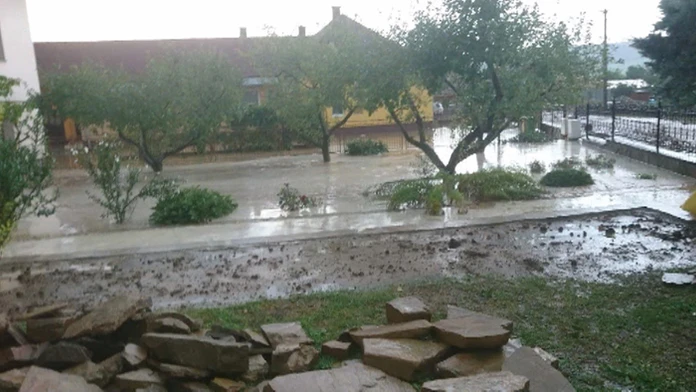 Záhrada po silnej prietrži mračien v obci Záhradné.
