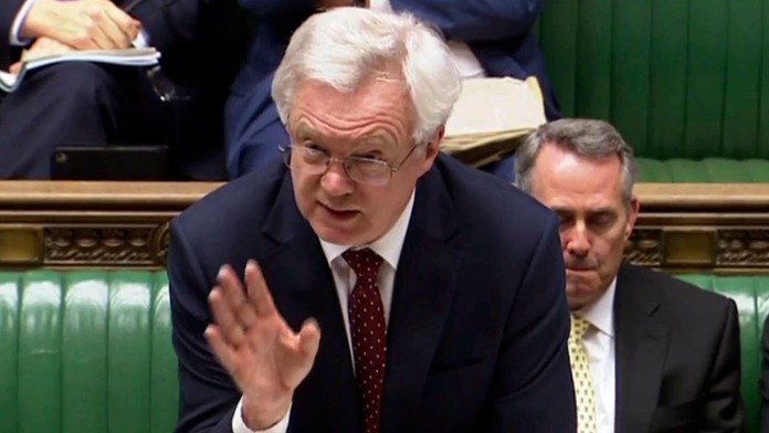 Minister pre brexit David Davis reční v Dolnej snemovni britského parlamentu v Londýne.