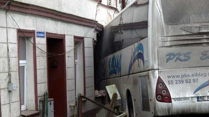 Autobus narazil do obytného domu v obci Sianow