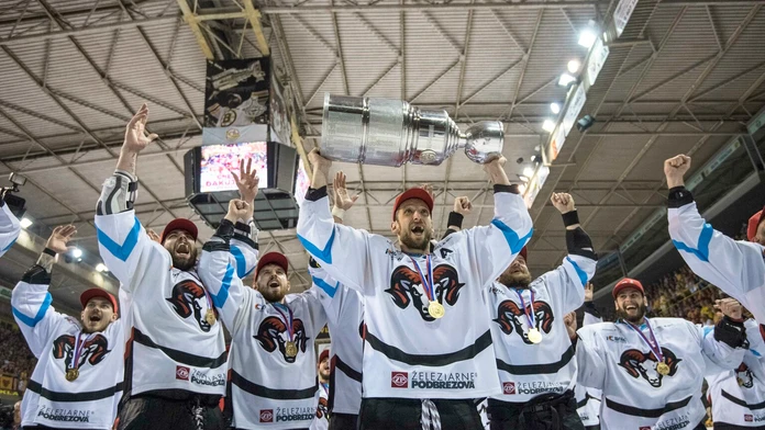 Tím HC'05 iClinic Banská Bystrica oslavuje obhajobu majstrovského titulu.
