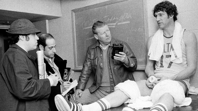 Na archívnej snímke zo 17. marca 1976 basketbalista Bostonu Celtics John Havlicek odpovedá na otázky novinárov v Lexingtone.