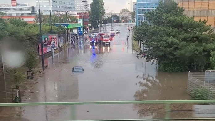 VIDEO: Viedňou sa prehnala smršť. Ulice zaplavila voda