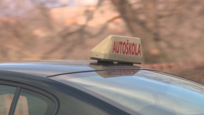 Vodičský preukaz len pre vyvolených? Ceny za kurz v autoškole astronomicky stúpajú