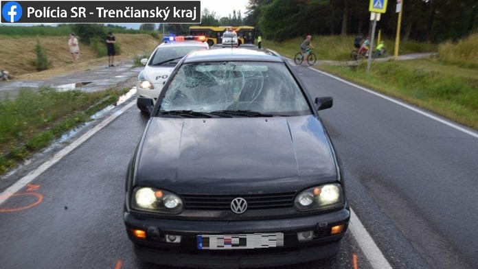 Auto narazilo do muža na priechode pre chodcov. Chodec po nehode bojuje o život