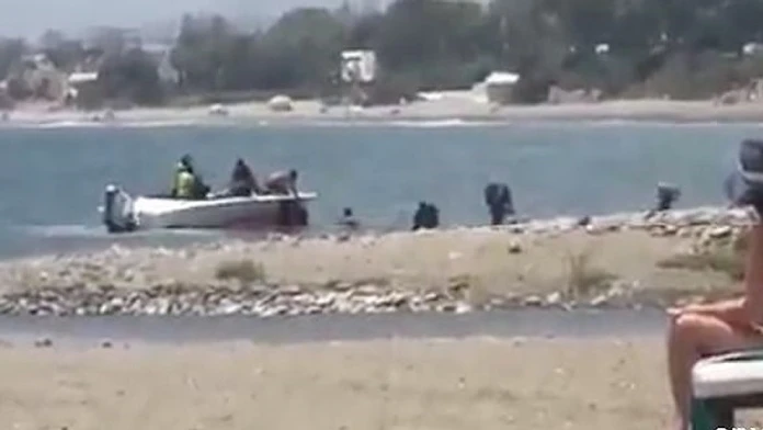 Turistky sedia v bare v letovisku Magaluf na Malorke.