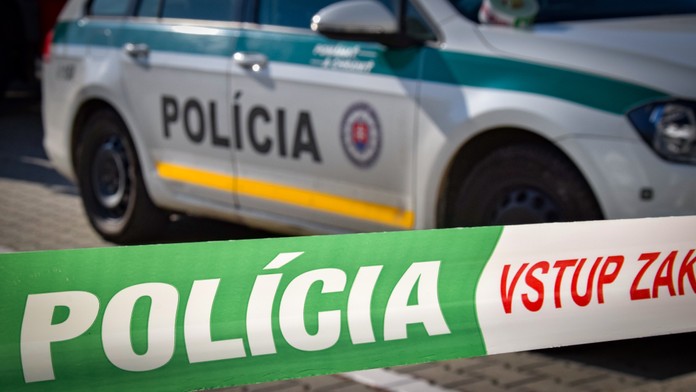 Policajné auto a policajná páska