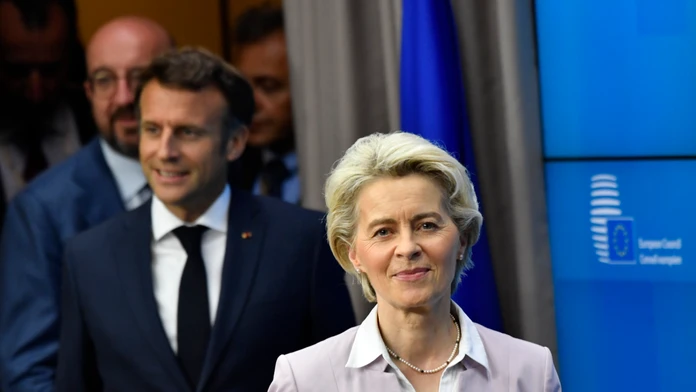 Na snímke sprava predsedníčka Európskej komisie Ursula von der Leyenová, francúzsky prezident Emmanuel Macron a predseda Európskej rady Charles Michel.
