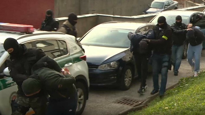 Ľudia nabehli po sviatkoch do obchodov. Niekde sa nedalo ani zaparkovať