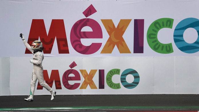 Lewis Hamilton oslavuje víťazstvo vo Veľkej cene Mexika v roku 2016.