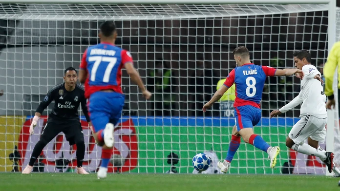 Nikola Vlašič (s loptou) z CSKA Moskva strieľa gól do siete Realu v zápase LM.