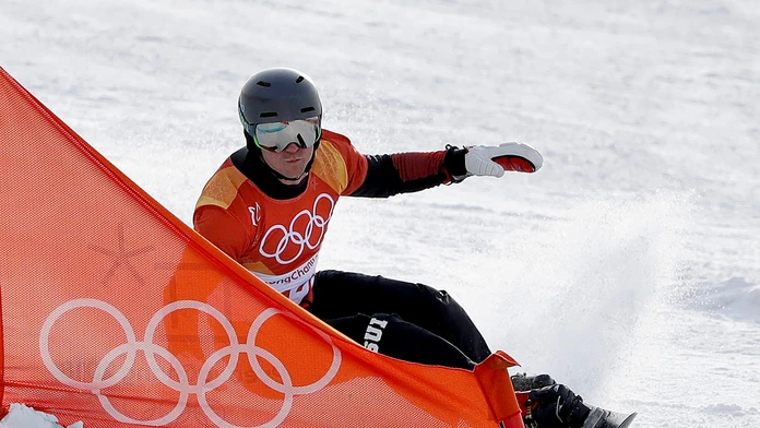 Švajčiarsky snoubordista Nevin Galmarini víťazí v paralelnom slalome na ZOH 2018.