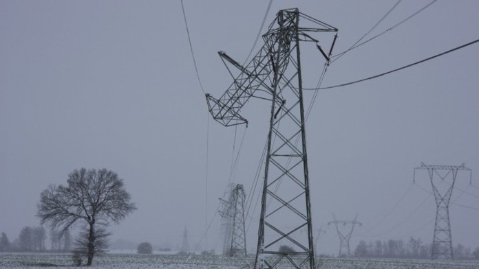 Zlomený stĺp elektrického vedenia v Poľsku po búrke Xaver