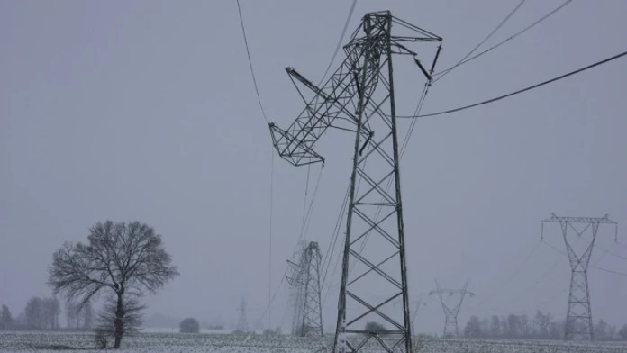 Zlomený stĺp elektrického vedenia v Poľsku po búrke Xaver