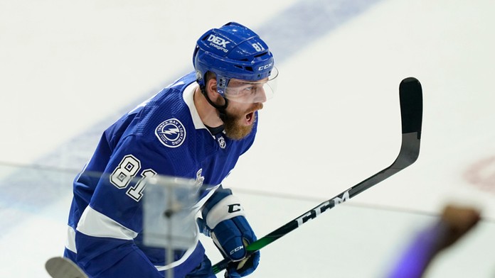 Slovenský hokejový obranca v drese Tampy Erik Černák sa teší po strelení gólu.