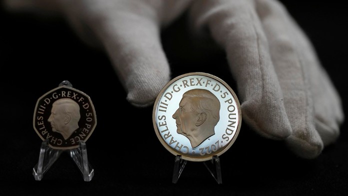 Britská kráľovská mincovňa predstavila prvé mince s motívom kráľa Karola III. 