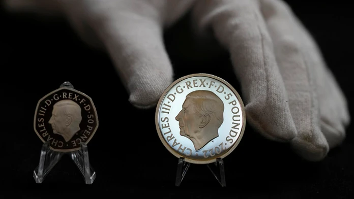 Britská kráľovská mincovňa predstavila prvé mince s motívom kráľa Karola III. 