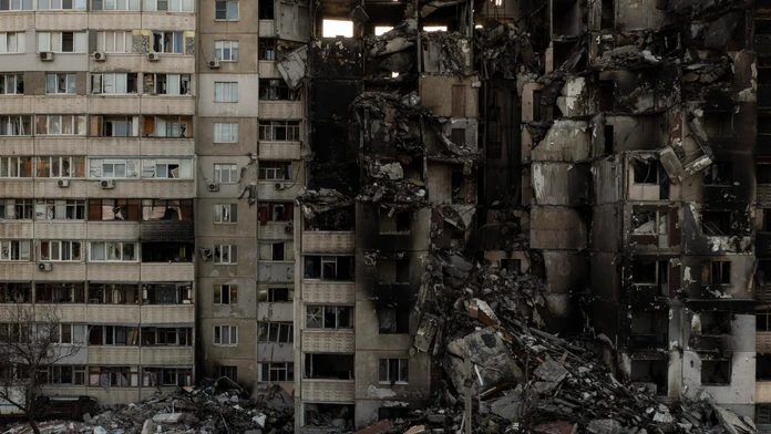 Obytný dom zničený ruským bombardovaním v meste Charkov.