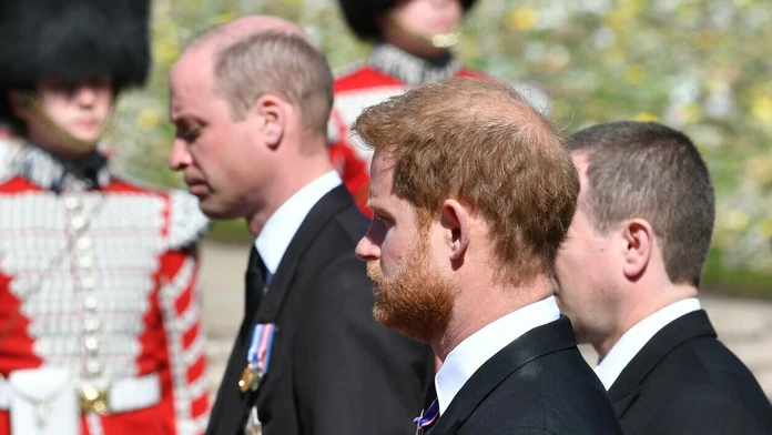 Princ Harry (vpredu) a princ William na pohrebe princa Philipa