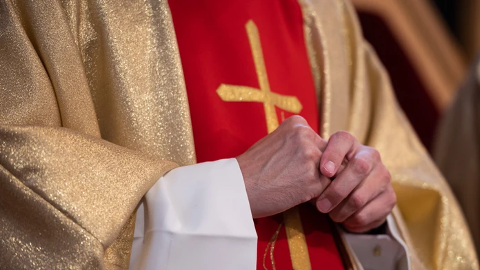 Škandál v Poľsku. Duchovní si na sexuálne orgie zavolali prostitúta, ten počas večierku odpadol