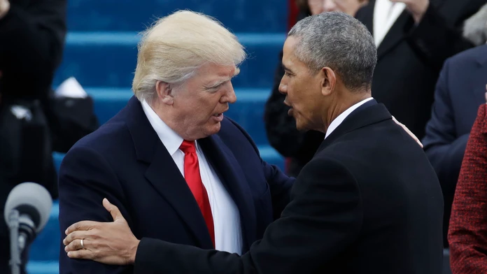 Barack Obama poslednýkrát ako prezident podáva ruku jeho nástupcovi Donaldovi Trumpovi.