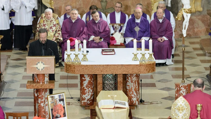 Rakva s pozostatkami zosnulého kardinála Jána Chryzostoma Korca je vystavená pred oltárom počas svätej omše.