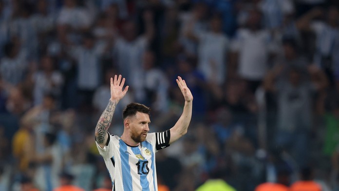 Argentínsky futbalista Lionel Messi oslavuje 100. gól v kariére v národnom drese.