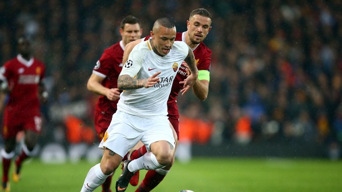 Kapitán Liverpoolu Jordan Henderson (vpravo) atakuje v prvom semifinále LM Radju Nainggolana z AS Rím.
