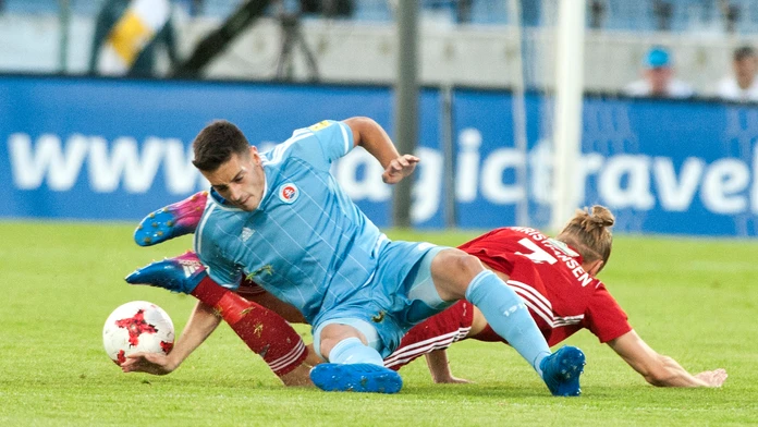 V popredí Vukan Savičevič (Slovan) a za ním Jesper Christjansen z Lyngby v predkole EL.