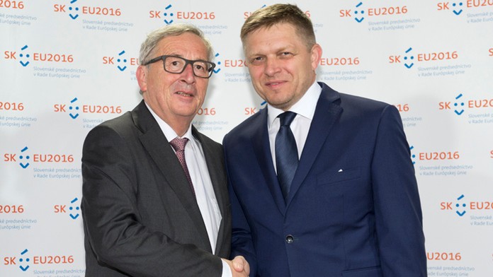 Predsedu Európskej  komisie Jean-Claude Juncker a predseda vlády Robert Fico.