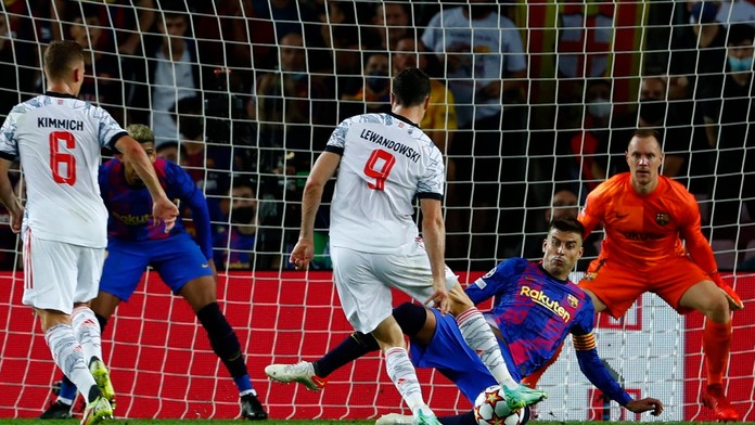 Robert Lewandowski strieľa svoj druhý gól v zápase proti Barcelone.