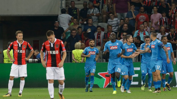 José Callejón (tretí sprava) oslavuje so spoluhráčmi z Neapolu gól v sieti Nice v odvete play-off predkola LM.