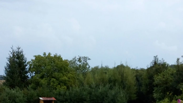 Búrka, dážď, blesky, takto ukázalo počasie v Trávnici na juhu Slovenska.