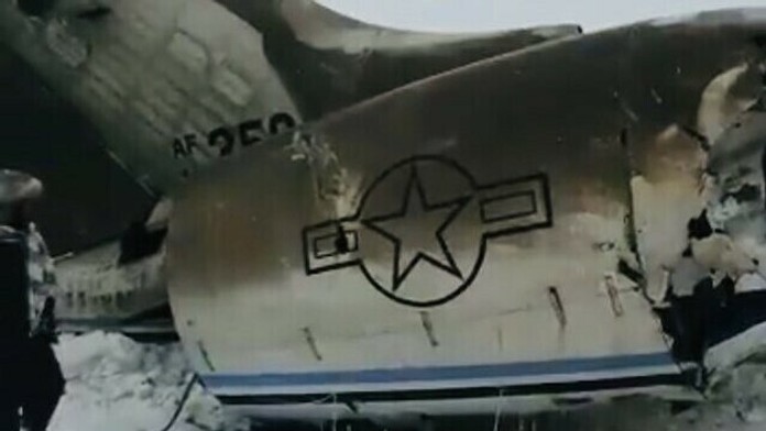 Zľava Mohamed Salah a Andrew Robertson z Liverpoolu pred duelom proti Manchesteru United.