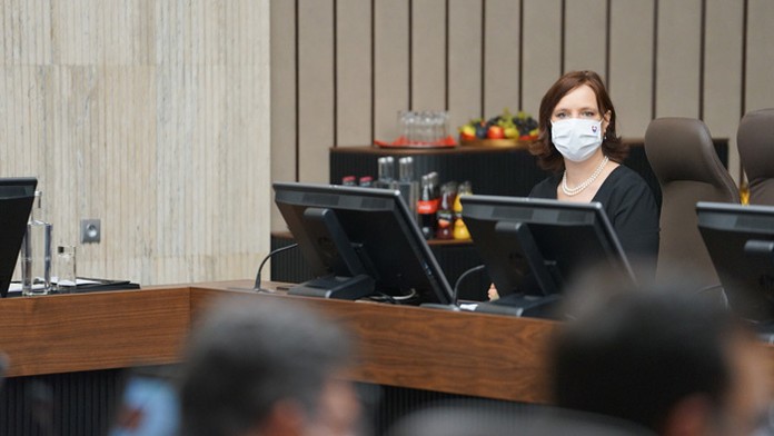 Eskorta privádza primátora Malaciek Juraja Říhu do budovy ŠTS v Banskej Bystrici.