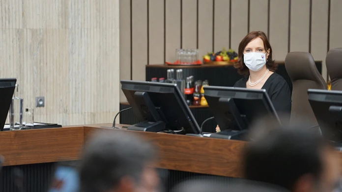 Eskorta privádza primátora Malaciek Juraja Říhu do budovy ŠTS v Banskej Bystrici.