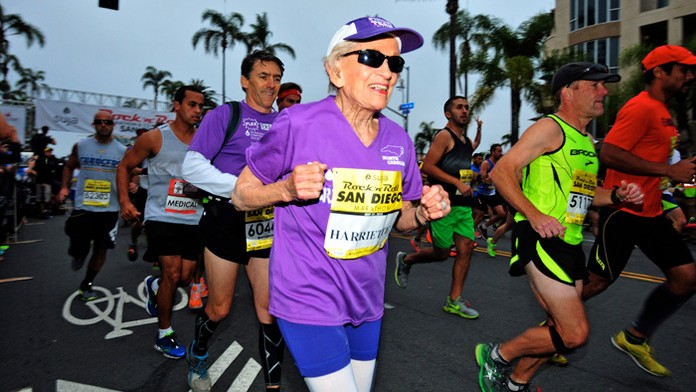 Američanka Harriette Thompsonová (92) vyhrala boj s rakovinou a zabehla ako najstaršia na svete maratón.