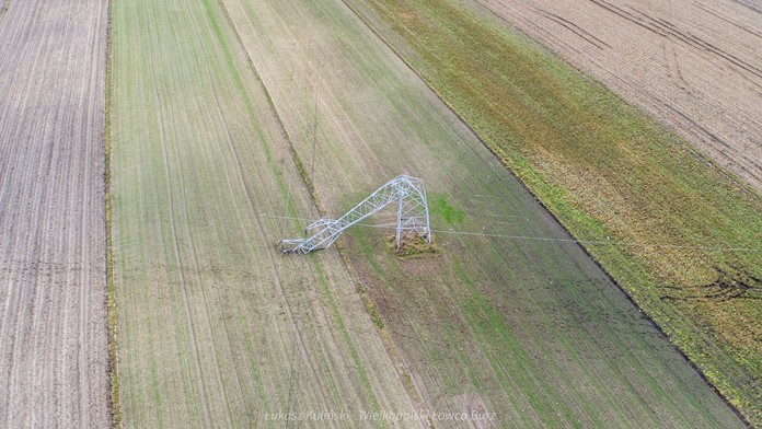 FOTO: Poľsko zasiahlo tornádo. Živel pustošil stĺpy aj budovy
