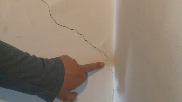Praskliny na stenách rodinného domu po zemetrasení v Česku.