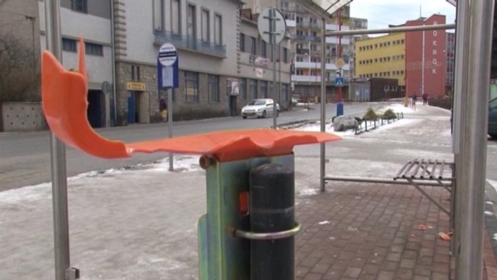 Petardy v smetnom koši