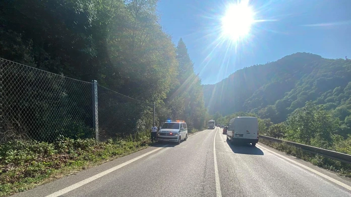 Nehoda pod Strečnom: Autá narazili do spadnutých skál, tvoria sa kolóny